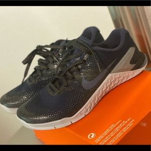 NIKE METCON NAVY/METALLIC